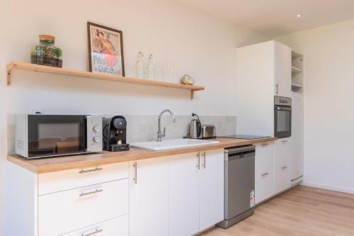 O bucătărie sau chicinetă la Spacious house with 4 bedrooms & garden, near tram