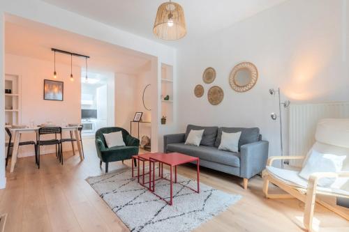 - un salon avec un canapé et une table dans l'établissement 2 BR house w/ terrace, near train stations & metro, à Lille