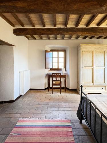 a large room with a table and a window at Bio Agriturismo Il Vigno in Caprese Michelangelo