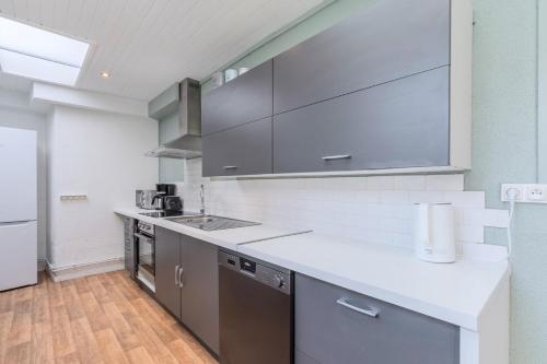 Η κουζίνα ή μικρή κουζίνα στο 4 bedroom & 4 bathroom house near Parc Barbieux