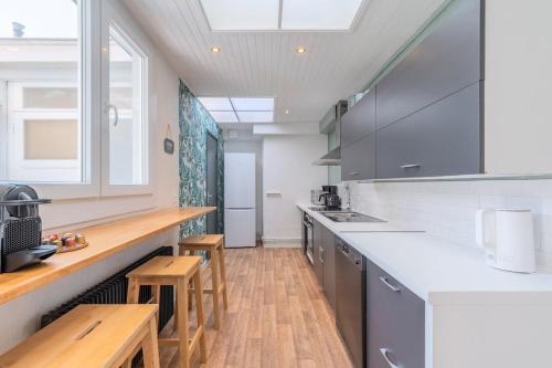 Η κουζίνα ή μικρή κουζίνα στο 4 bedroom & 4 bathroom house near Parc Barbieux