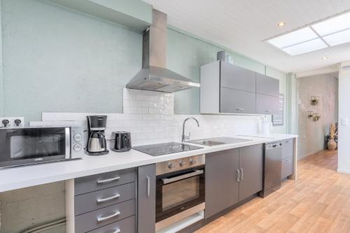 Η κουζίνα ή μικρή κουζίνα στο 4 bedroom & 4 bathroom house near Parc Barbieux