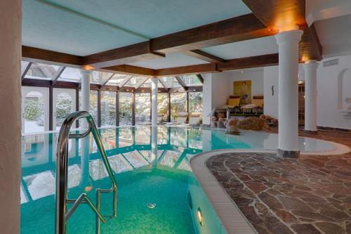 ein großer Pool mit einem Pool in der Unterkunft Hotel Forsthaus Damerow in Ostseebad Koserow