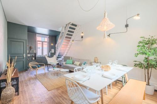 Posezení v ubytování 4 bedroom & 4 bathroom house near Parc Barbieux