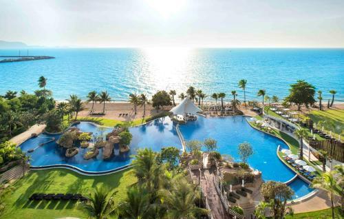 an aerial view of the pool at the resort at ไวท์ แซนด์ บีช เรสซิเดนซ์ พัทยา(White Sand Beach Residences Pattaya) in Na Jomtien