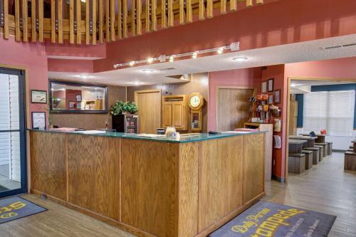 a lobby with a bar in a building at Howard Johnson by Wyndham Branson Theatre District in Branson