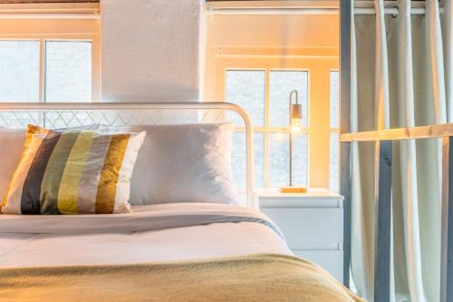 une chambre avec un lit et une fenêtre dans l'établissement Atypical triplex near Grand Place with terrace, à Lille