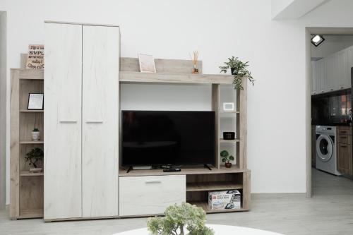 TV a/nebo společenská místnost v ubytování Exclusive Ultracentral Apartments and Studios #Enescu#Universitatii#Suceava
