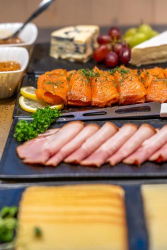 una bandeja de perritos calientes y verduras en una mesa en Bella Lake Resort, en Kuopio