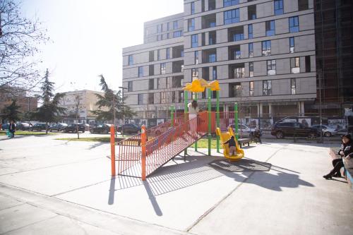 een speeltuin in het midden van een stad bij Park View Apartment in Tirana