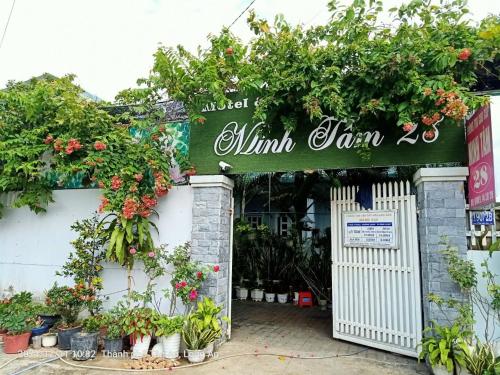 a garden shop with plants and a sign on it at MOTEL MINH TÂM 28 