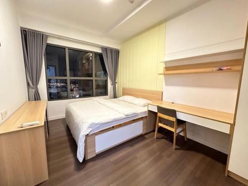 Ένα ή περισσότερα κρεβάτια σε δωμάτιο στο 2 Bedrooms At The Sun Avenue In The Center Of District 2 With Overflow Swimming Pool