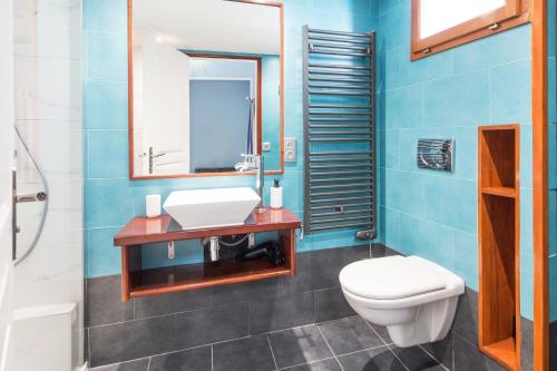 une salle de bain avec toilettes, lavabo et miroir dans l'établissement MARNE III - SPACIEUX 3-4 PIÈCES - Carré d'Or Menton, à Menton