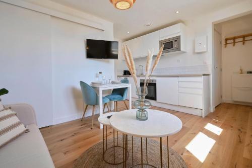 un salon avec une table et une cuisine dans l'établissement Lille Centre - Superbe Appart. Lumineux !, à Lille