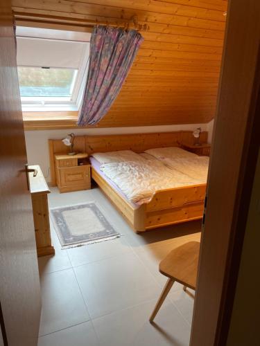 a small room with a bed and a window at Titiseehnsucht - Gemütliche Wohnung mit Parkplatz in Titisee-Neustadt