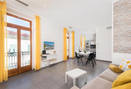 un salon avec un canapé et une table dans l'établissement MARNE III - SPACIEUX 3-4 PIÈCES - Carré d'Or Menton, à Menton