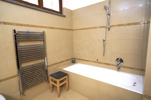 a bathroom with a tub and a shower at Case Ospitali - Corte Nuova appartamento in corte storica con due camere e due bagni in Caponago