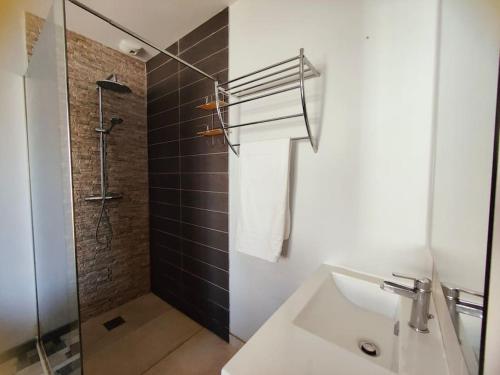 ein Bad mit einer Dusche, einem Waschbecken und einer Dusche in der Unterkunft New ! Pura Vida - Villa familiale récente à Châteauneuf de Grasse in Châteauneuf