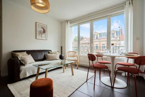 un salon avec une table et un canapé dans l'établissement Lille hypercentre two bedrooms 70m2, à Lille