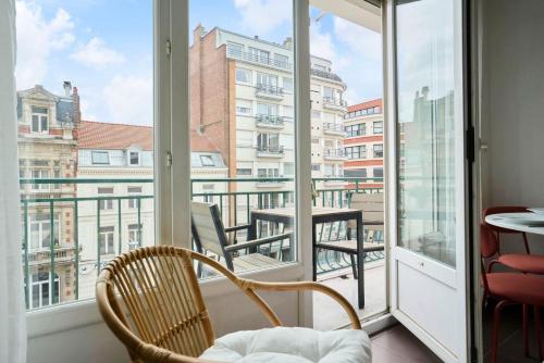 d'un balcon avec des chaises et une vue sur la ville. dans l'établissement Lille hypercentre two bedrooms 70m2, à Lille