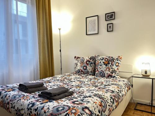 une chambre avec un lit avec des oreillers dessus dans l'établissement Comtes du Maine - Centre - Parade des pilotes - 6 pers, au Mans