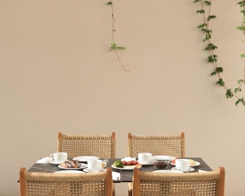Sergios Hotel في خيرسونيسوس: طاولة عليها كرسيين وطاولة عليها طعام