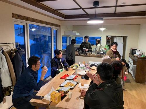 a group of people sitting around a table at ８名までOK／尻別岳を一望／ルスツリゾートまで車で９分／SISUMO鈴川 in Kimobetsu