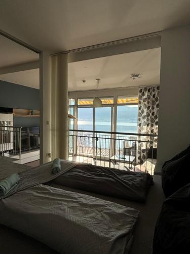 a bedroom with a bed with a view of the ocean at Appartement mit Seeblick & Seezugang in Sekull