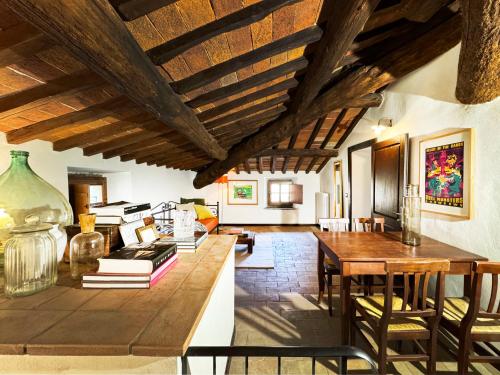 a living room with a wooden table and a couch at Bio Agriturismo Il Vigno in Caprese Michelangelo