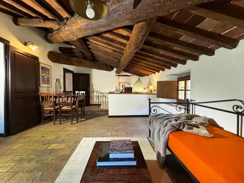 a bedroom with a bed and a dining room at Bio Agriturismo Il Vigno in Caprese Michelangelo