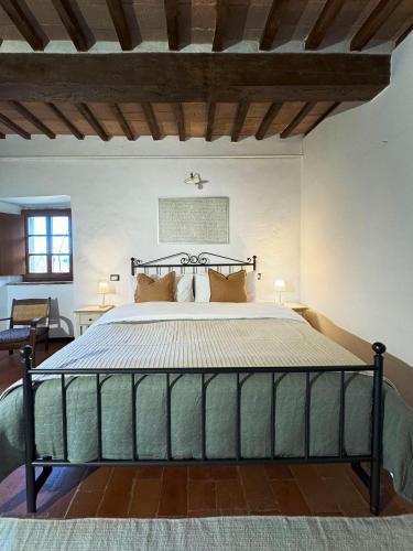a bedroom with a large bed in a room at Bio Agriturismo Il Vigno in Caprese Michelangelo