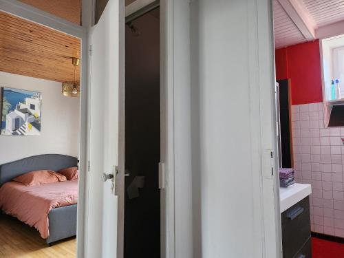 ein kleines Schlafzimmer mit einem Bett und einem Badezimmer in der Unterkunft la chambre d'Axelle in La Bachellerie