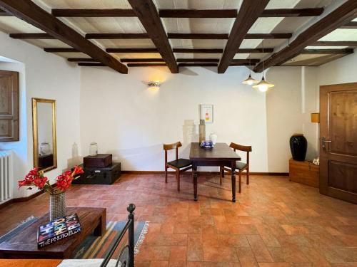 a living room with a table and chairs in it at Bio Agriturismo Il Vigno in Caprese Michelangelo