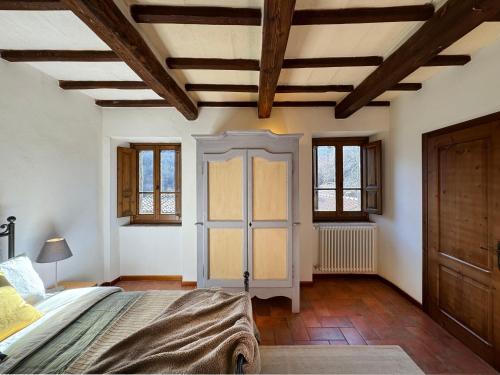 a bedroom with a bed and a wooden ceiling at Bio Agriturismo Il Vigno in Caprese Michelangelo