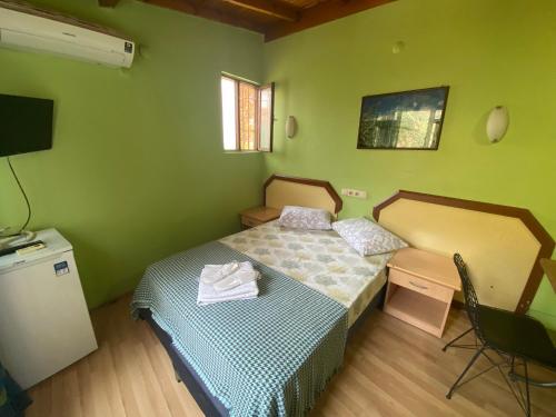 アンタルヤにあるCamel Hotel & Apartの小さなベッドルーム(ベッド1台、椅子付)