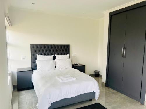 Del Judor的住宿－Zindiza Guesthouse 2，卧室配有一张带白色床单和枕头的大床。