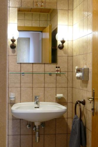 Koupelna v ubytování Pension DORFPLATZL Pitztal