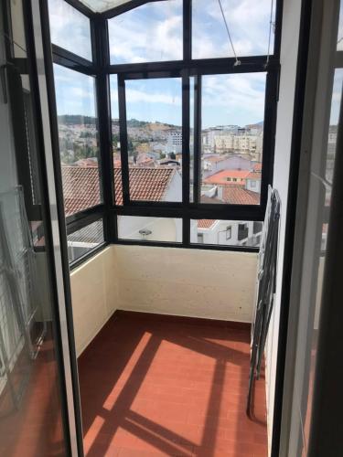 - une vue depuis le balcon d'une chambre avec fenêtre dans l'établissement Picadeiro A, à Bragance