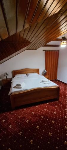 a large bed in a room with a red carpet at Casa BonDia in Paraul Rece