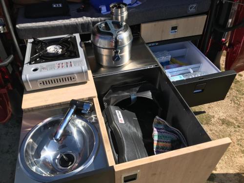 a kitchen with a stove and a washing machine at Dacia Dokker Camperiz in Palma de Mallorca