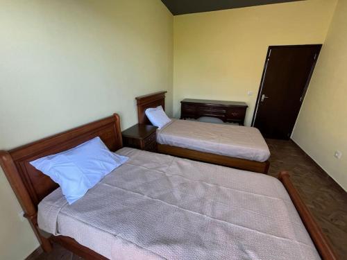 twee bedden in een kleine kamer met bij Fernanda's House in Ribeira Brava