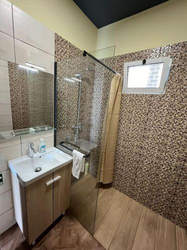 een badkamer met een douche en een wastafel bij Fernanda's House in Ribeira Brava