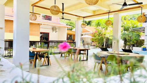 un patio al aire libre con mesas y sillas en M Y hotel, en Dili