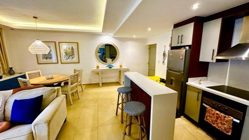Apartment in Cadaques Caribeにあるキッチンまたは簡易キッチン