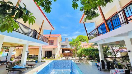 um pátio com uma piscina num edifício em M Y hotel em Dili