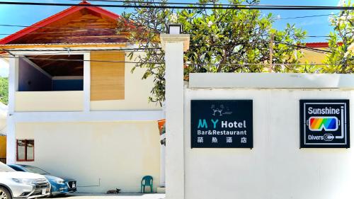 um edifício com um sinal na lateral em M Y hotel em Dili