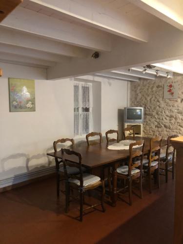 une salle à manger avec une table et des chaises en bois dans l'établissement Entre champs et forêt, à Allouis