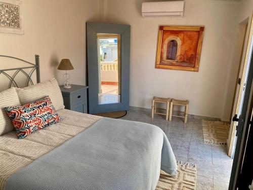 een slaapkamer met een bed met een kussen erop bij Casa encantadora y confortable en Málaga. in Málaga