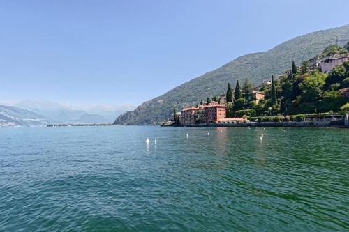 een uitzicht op een meer met een stad op een heuvel bij Il Vicolo agli Orti - Centro storico - Lake Como in Bellano