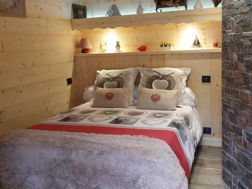 una camera con un letto in una baita di tronchi di Le Chalet des 3 Ours a Neuvecelle